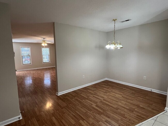 Building Photo - Spacious 2 Bed/2.5 Bath Townhome - Conveni...