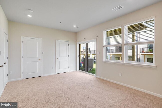 Building Photo - 385 Ensemble Wy