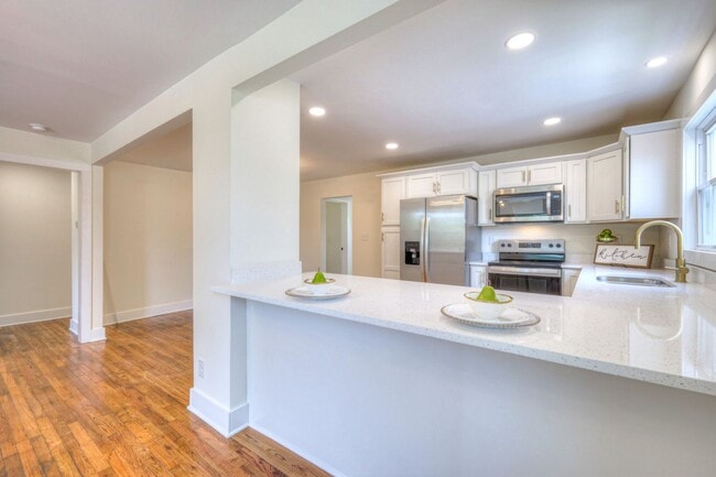 Building Photo - 203 W Cedar St