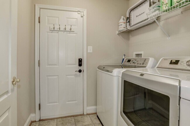 Building Photo - BEAUTIFUL 4 LEVEL TOWNHOME IN GERMANTOWN. 4 BEDROOM, 4.5 BATHS