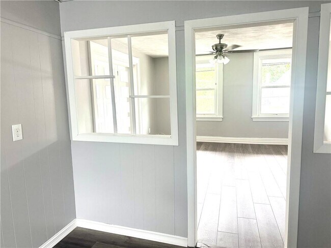 Building Photo - 804 Main St