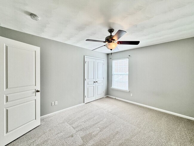 Building Photo - 5 Bedroom Ready NOW! Pet Friendly, Community Pool, Clubhouse, Fitness Center, Kayak Launch, Playg...