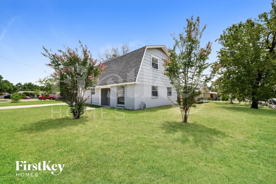 Building Photo - 3603 Canary Dr