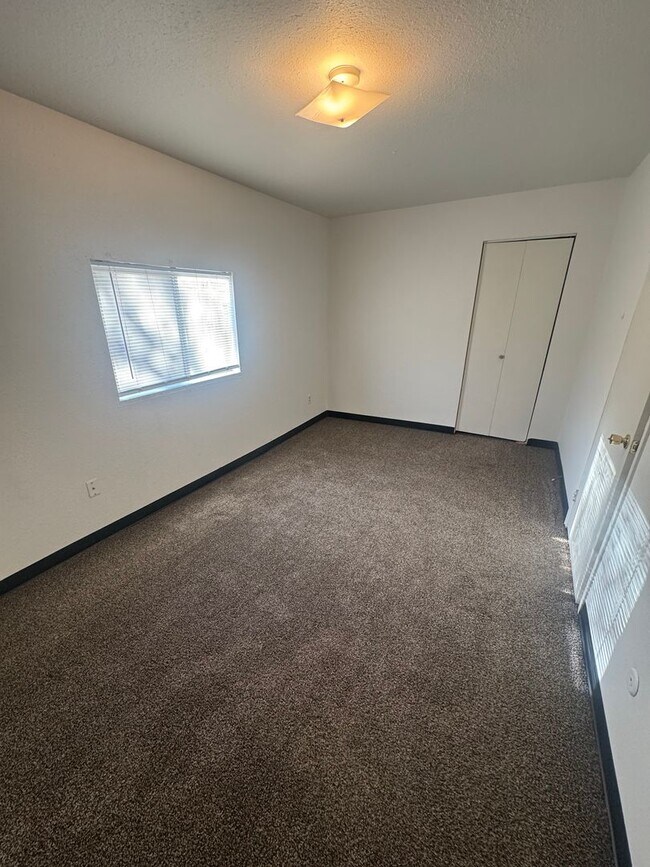 Building Photo - $400 OFF Move In Special!  Second Level Unit  2 Bed/1 Bath  Apt - $800/$800