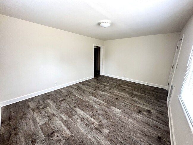 Building Photo - 2 Bedroom Home For Rent Near The Montgomery County Library!