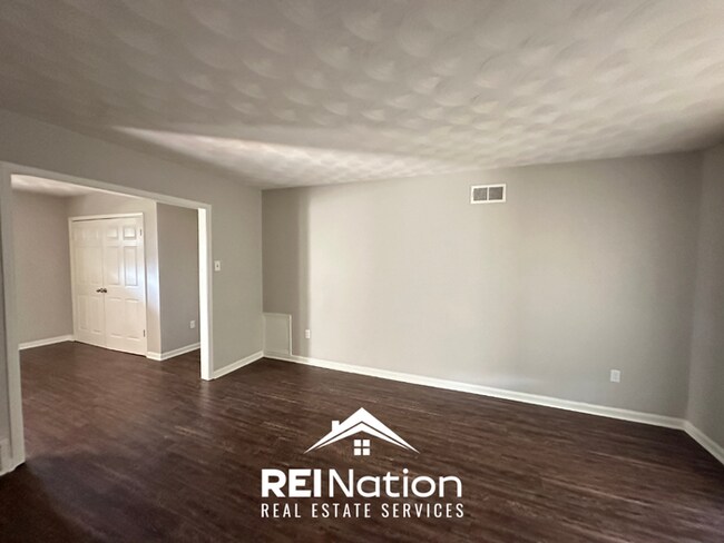 Building Photo - Spacious 4BR/2BA Memphis Rental with 2-Car Garage, Hardwood Floors & Fireplace
