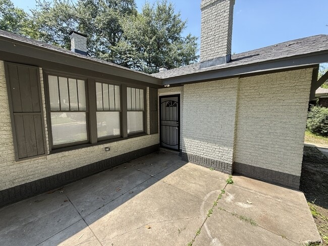 Building Photo - 753 N Evergreen St
