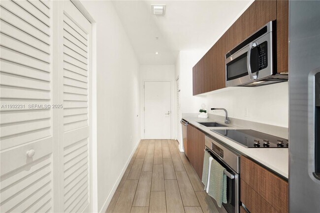 Building Photo - 1600 SW 1st Ave