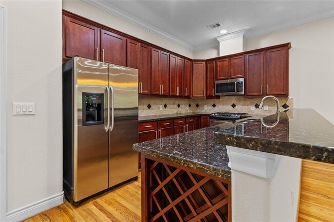 Building Photo - Experience Urban Living at Its Finest!