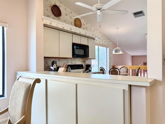 Building Photo - 10851 Palm Lake Ave