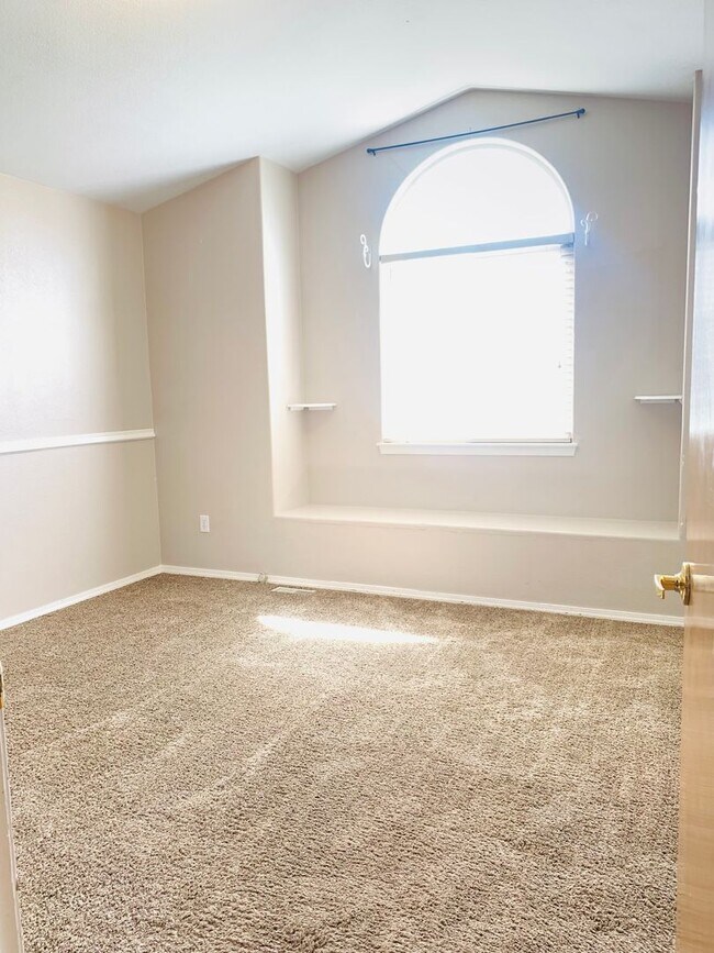 Building Photo - Great Home, Close Foothills Location