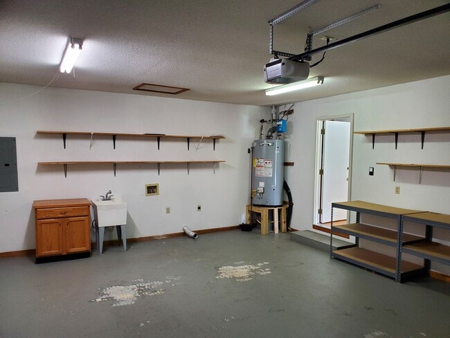 Double garage - 40 Bluebird Lane