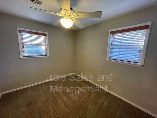 Building Photo - 1116 Harrington Dr