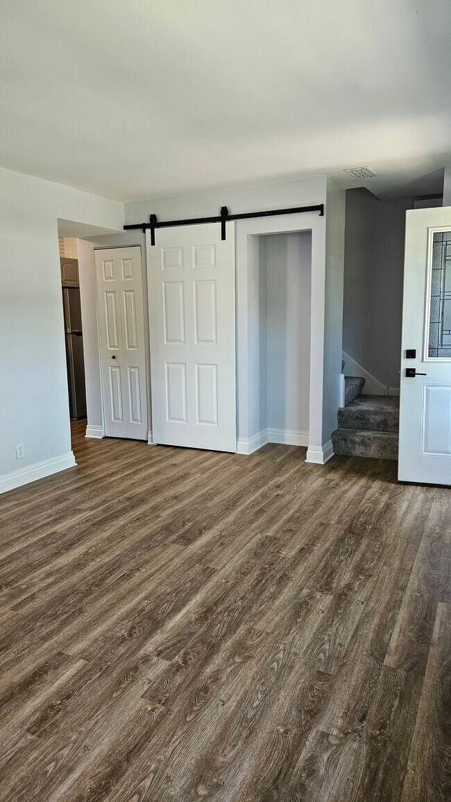 Building Photo - 10 N Fernwood Dr