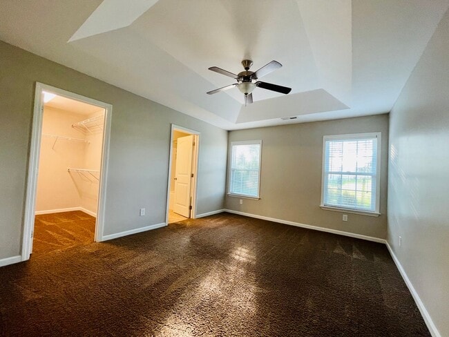Building Photo - BEAUTIFUL 3 BR/2BA with 2 car garage. Priv...