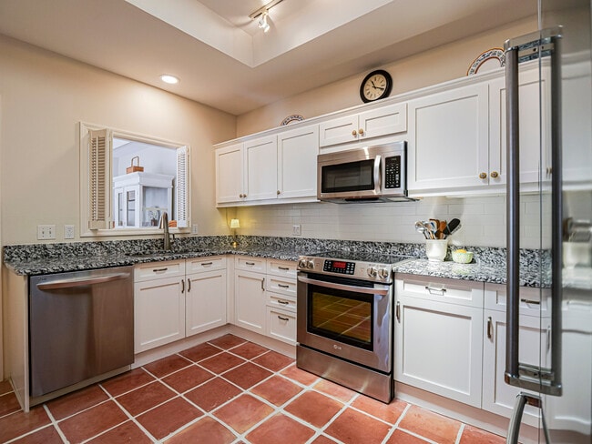 Building Photo - 8367 Baytree Dr