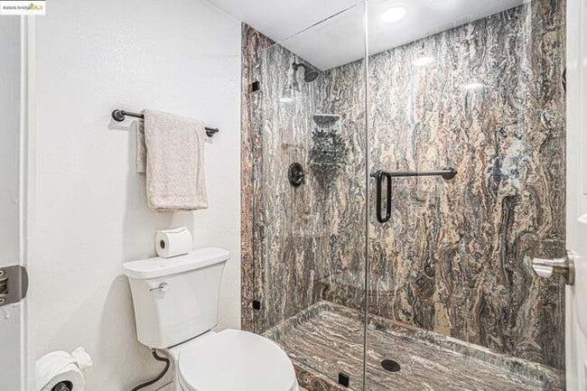 Building Photo - 1022 Village Dr