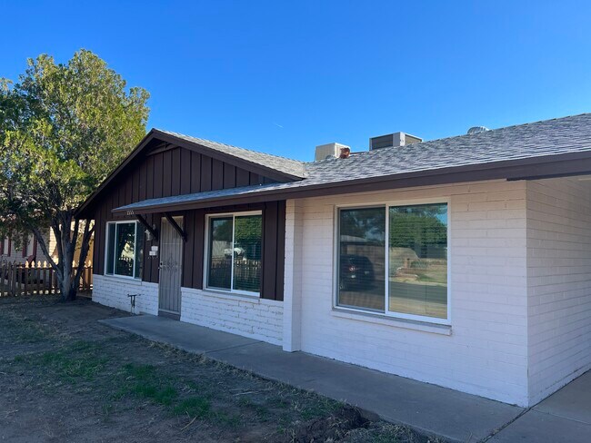 Primary Photo - 2333 W Larkspur Dr