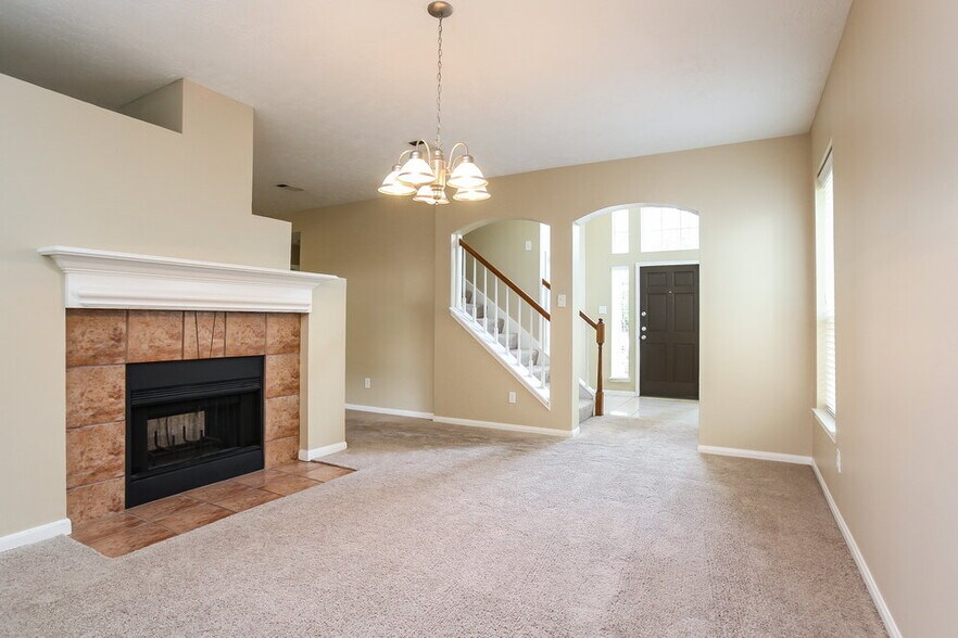 Building Photo - 16206 Hollow Rock Dr