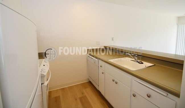 Building Photo - Sausalito Condo with Scenic Views!  Covered Parking!  Pool!  FOUNDATION