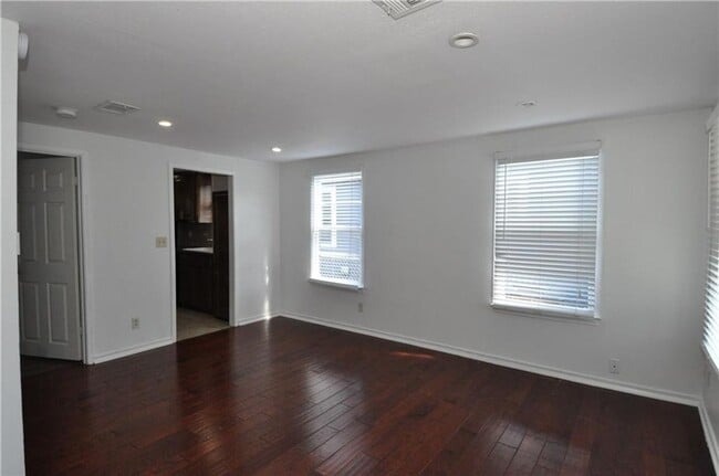 Building Photo - Fantastic Floorplan & Walking Distance To ...