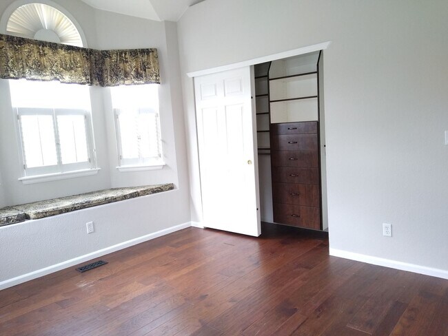 Building Photo - Stunning Highlands Ranch Townhome