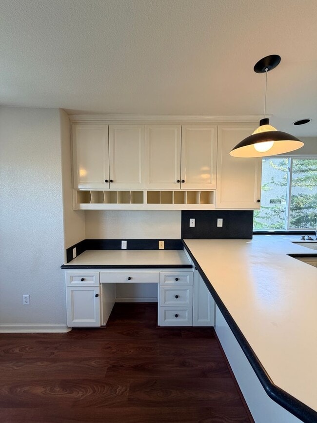 Building Photo - Beautiful Lakefront Home in the Vineyard! 55+ community