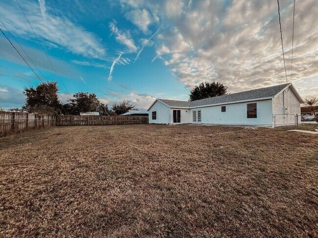 Building Photo - 1901 SW McAllister Ln