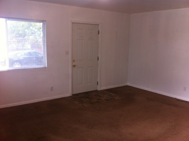 Building Photo - Duplex for Rent  Pet Friendly!