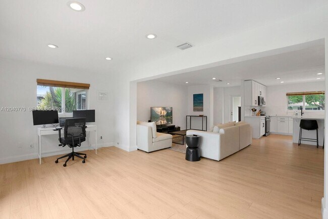 Building Photo - 1365 SW 9th St