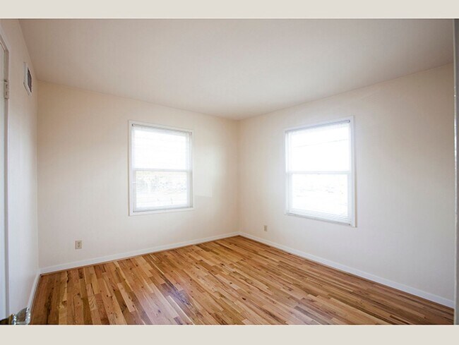 Building Photo - Retro Mid Century Townhome in Cedar Hills!