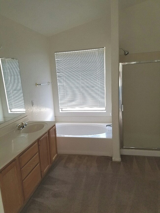 Building Photo - SPACIOUS HOME IN GREAT NORTHWEST LOCATION!