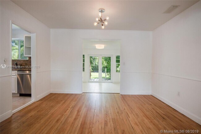 Building Photo - 9049 Carlyle Ave