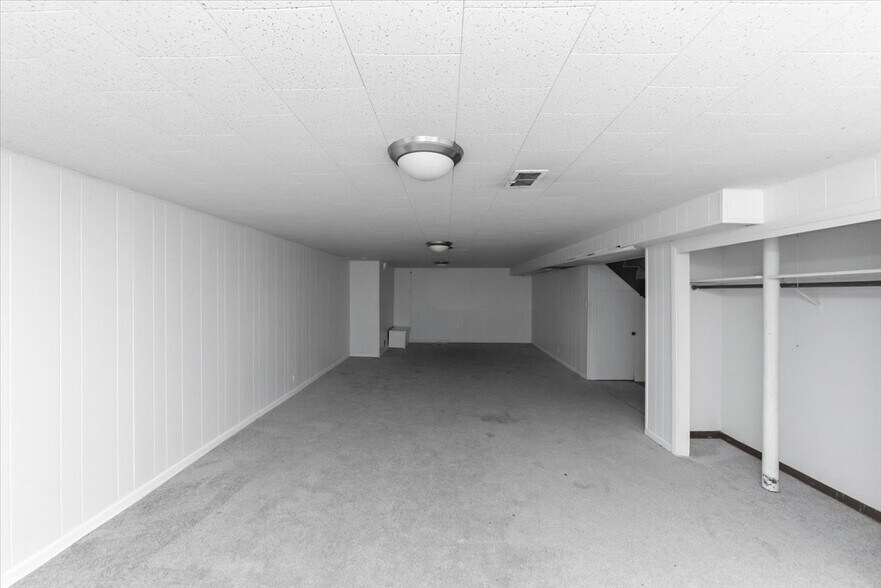 Building Photo - 8943 Ewing Ave
