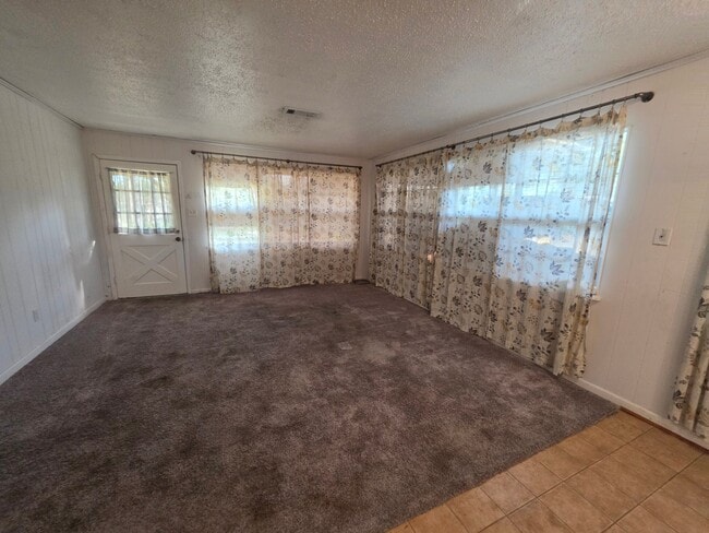 Building Photo - 384 Lakeview Dr
