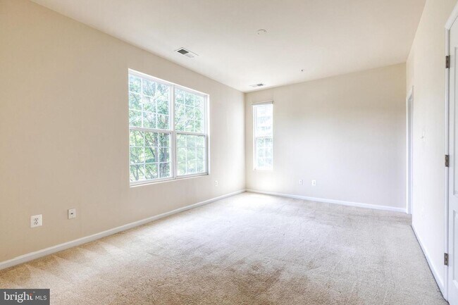 Building Photo - Welcome to Observation Drive! This lovely 3bd 2.5bth home is ready and waiting for you.