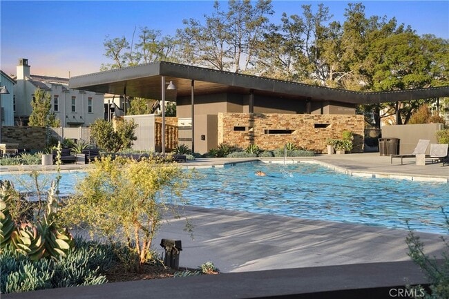 Building Photo - 123 Interval