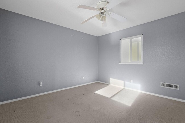 Building Photo - Large Family Home