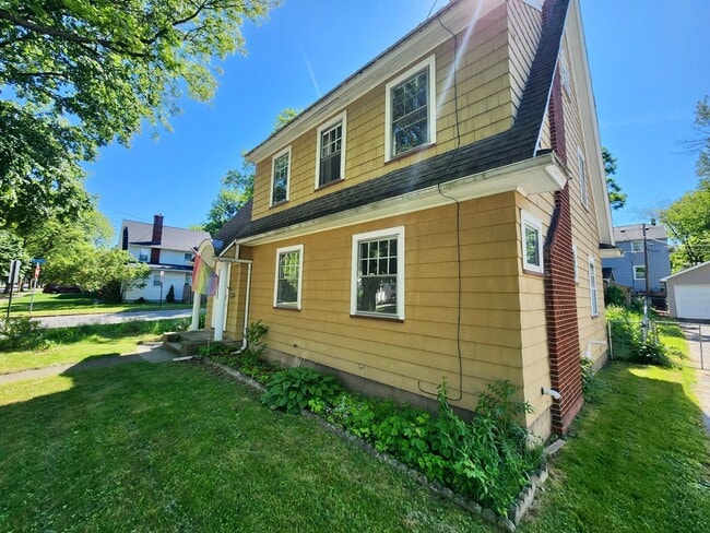 Building Photo - 3 bd 1 ba House | Charlotte | Off street P...