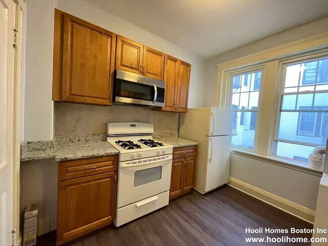 Building Photo - 153 Strathmore Rd