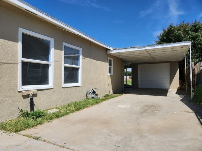 Building Photo - FOR LEASE 2 Bed 1 Bath + Bonus Room SE Bakersfield