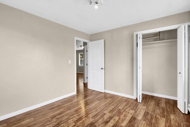 Building Photo - 1131/1133 W Ivy Ave