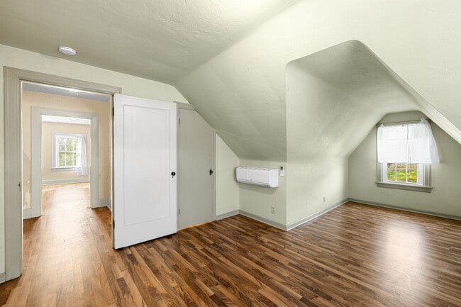 Building Photo - 2004 Hillcrest Rd