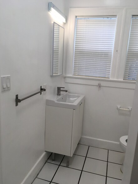 Building Photo - 2035 N Vista del Mar Ave