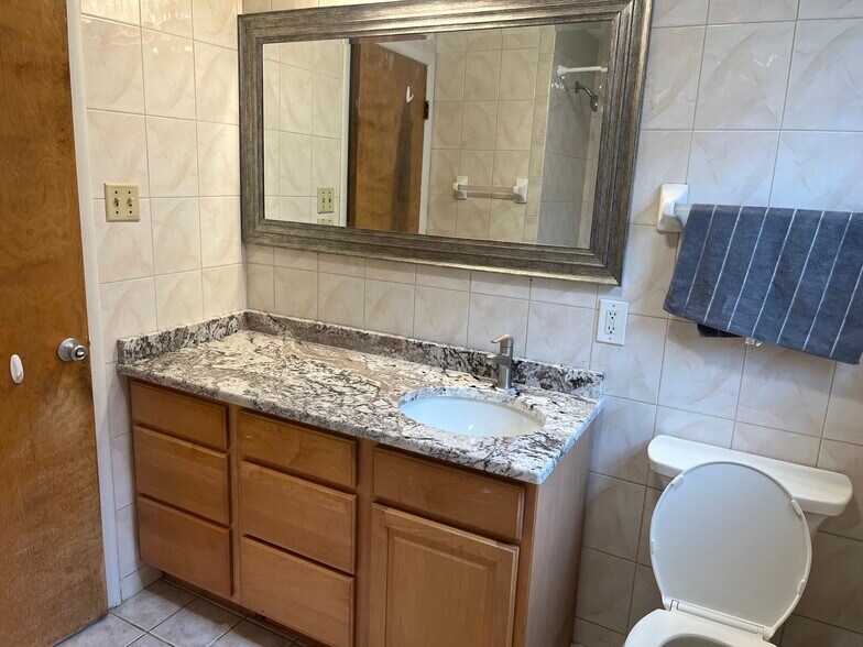 Building Photo - 301 Roosevelt Ave