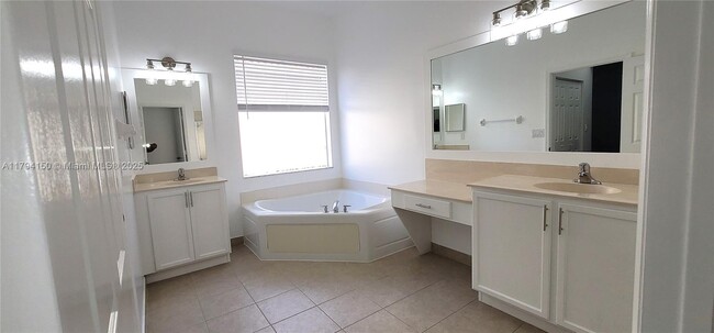 Building Photo - 4451 Laurel Pl