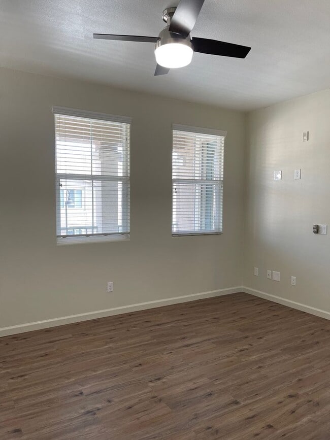 Building Photo - Modern 2-Bedroom Condo with Solar in the H...