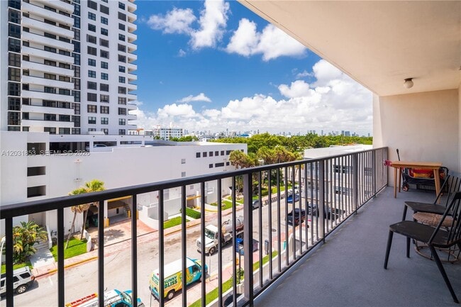 Building Photo - 2625 Collins Ave