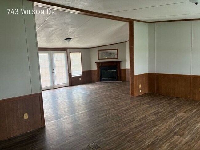Building Photo - 743 Wilson Dr