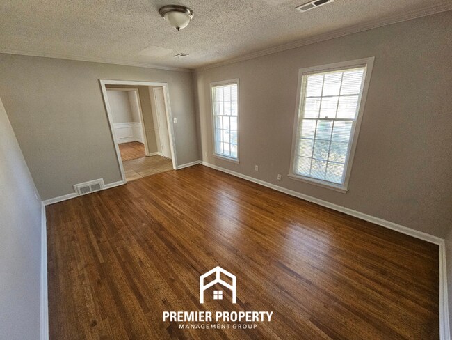 Building Photo - Classic 3BR/2BA Home in 38119 | Hardwood Floors, Fireplace & Formal Dining